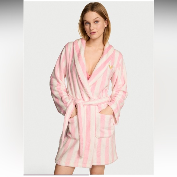 Pink and White Striped Women's Robe size small /Xsmall 🤍💕🫶🏻